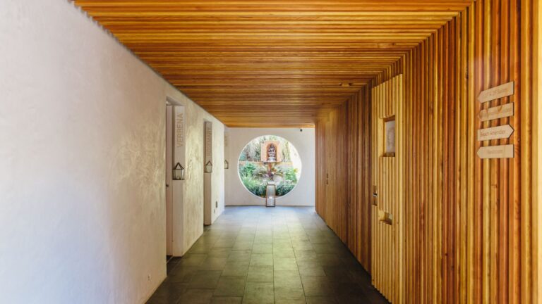 VECA Inn at Moonlight Beach Stylish Hallway 768x432
